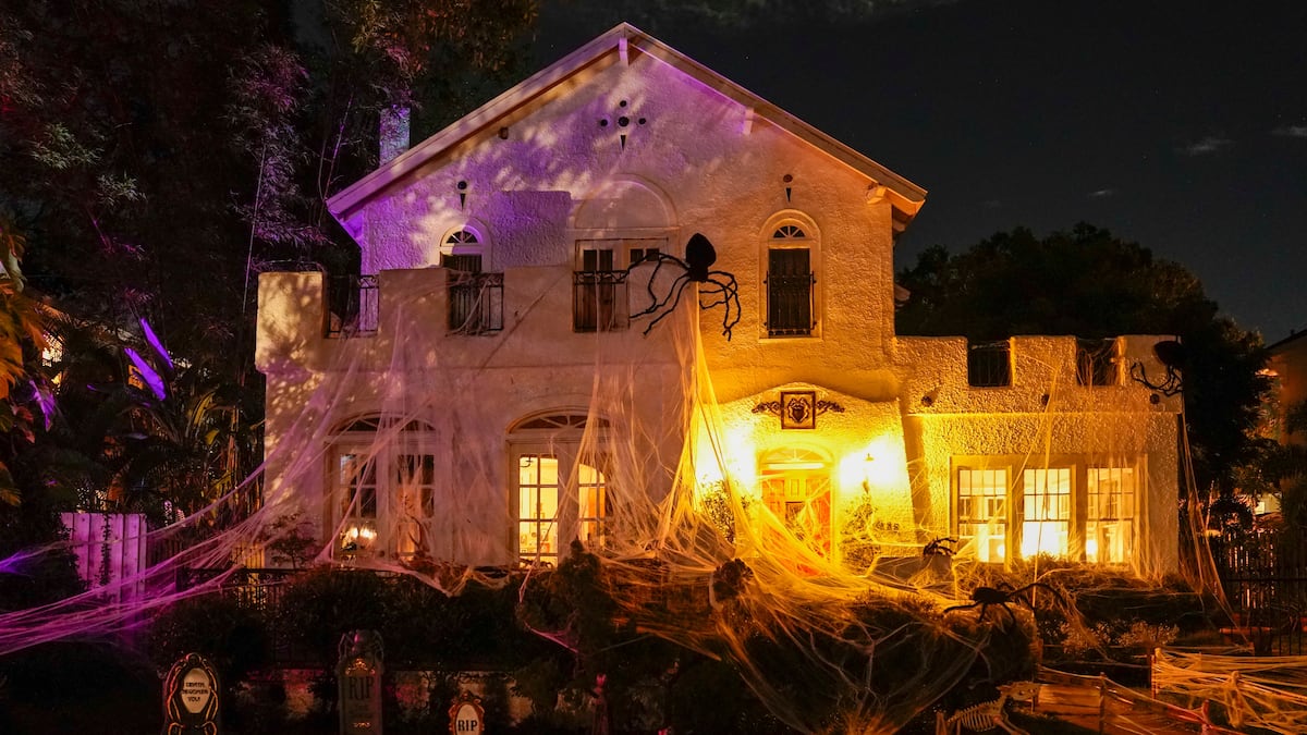 St. Pete dad’s online map points families to Pinellas’ spookiest yards